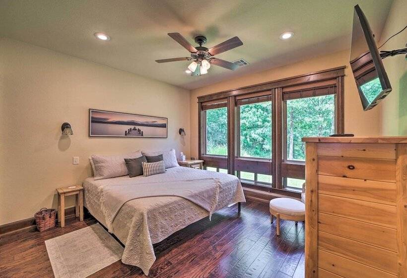 Huge Vian Family Retreat: Hot Tub + Game Room