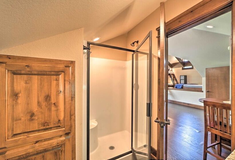 Huge Vian Family Retreat: Hot Tub + Game Room