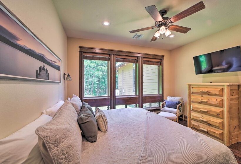 Huge Vian Family Retreat: Hot Tub + Game Room