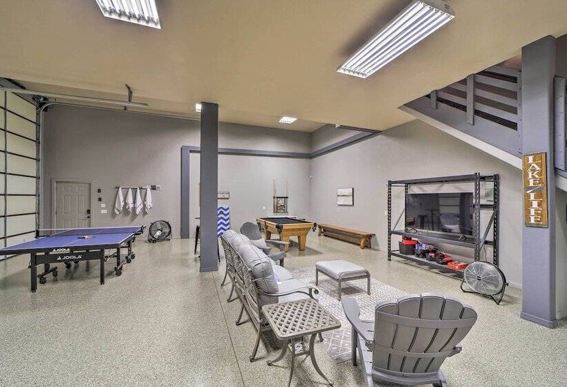 Huge Vian Family Retreat: Hot Tub + Game Room