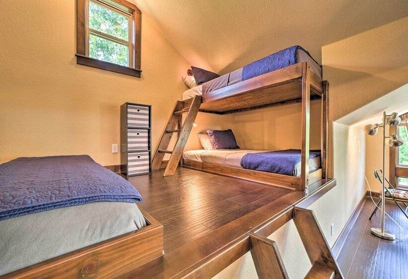 Huge Vian Family Retreat: Hot Tub + Game Room