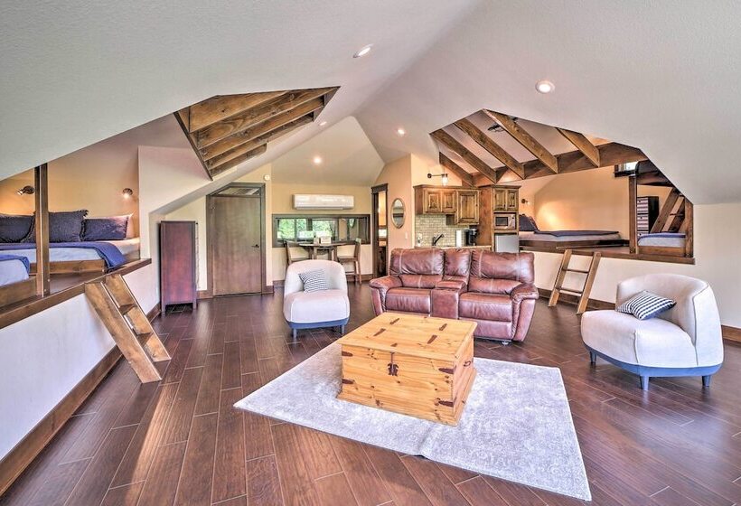 Huge Vian Family Retreat: Hot Tub + Game Room