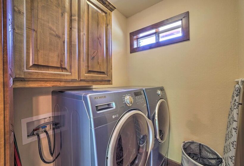 Huge Vian Family Retreat: Hot Tub + Game Room