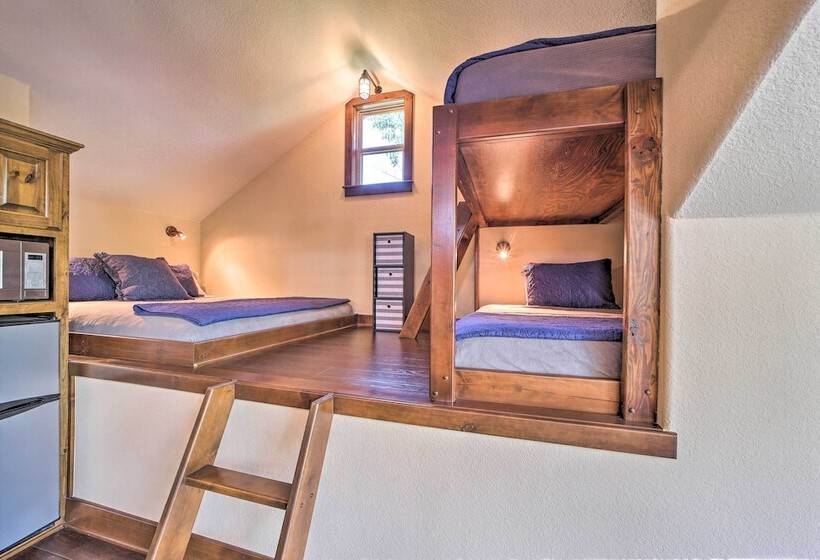 Huge Vian Family Retreat: Hot Tub + Game Room