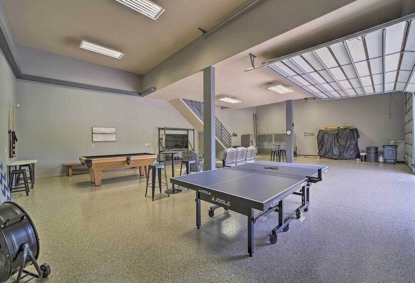Huge Vian Family Retreat: Hot Tub + Game Room