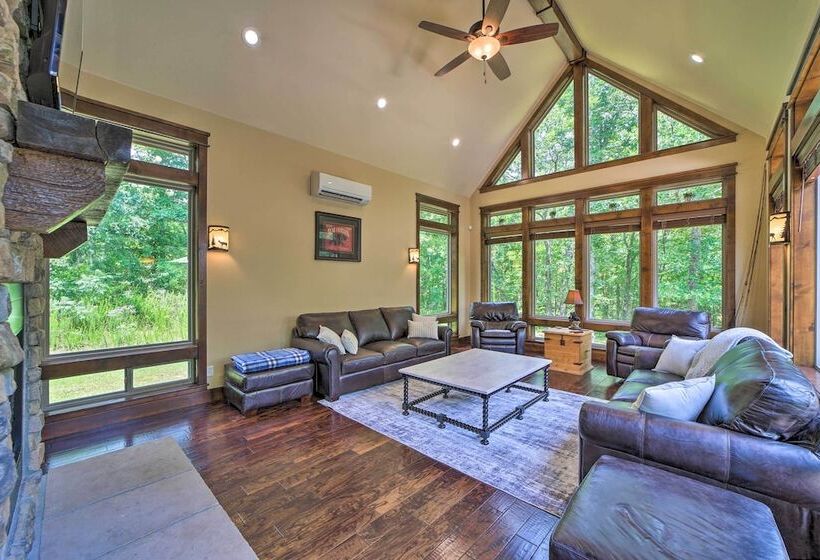 Huge Vian Family Retreat: Hot Tub + Game Room