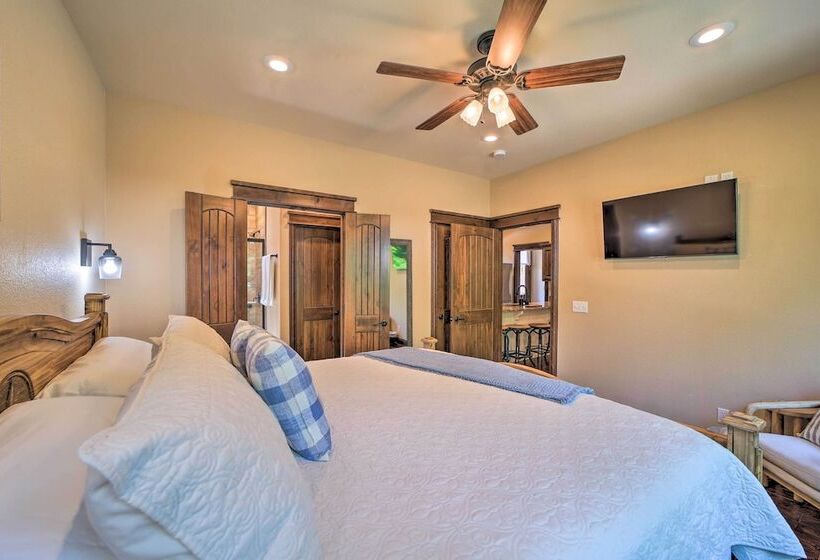 Huge Vian Family Retreat: Hot Tub + Game Room