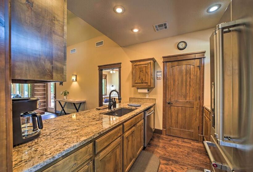 Huge Vian Family Retreat: Hot Tub + Game Room