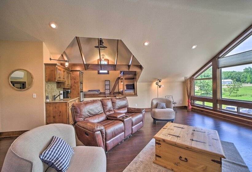 Huge Vian Family Retreat: Hot Tub + Game Room