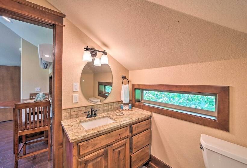 Huge Vian Family Retreat: Hot Tub + Game Room