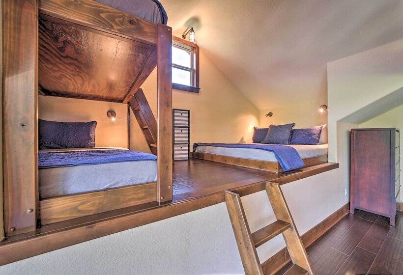 Huge Vian Family Retreat: Hot Tub + Game Room