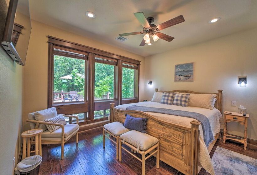 Huge Vian Family Retreat: Hot Tub + Game Room