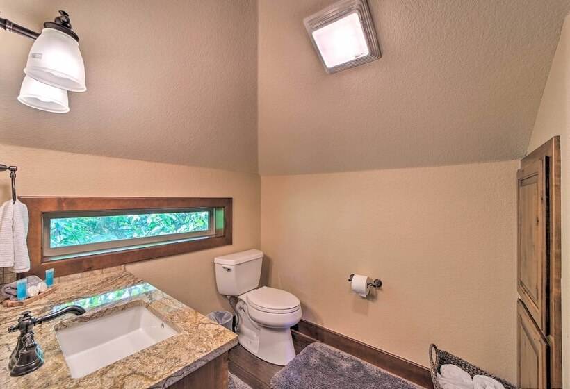 Huge Vian Family Retreat: Hot Tub + Game Room