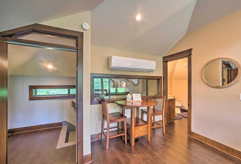 Huge Vian Family Retreat: Hot Tub + Game Room