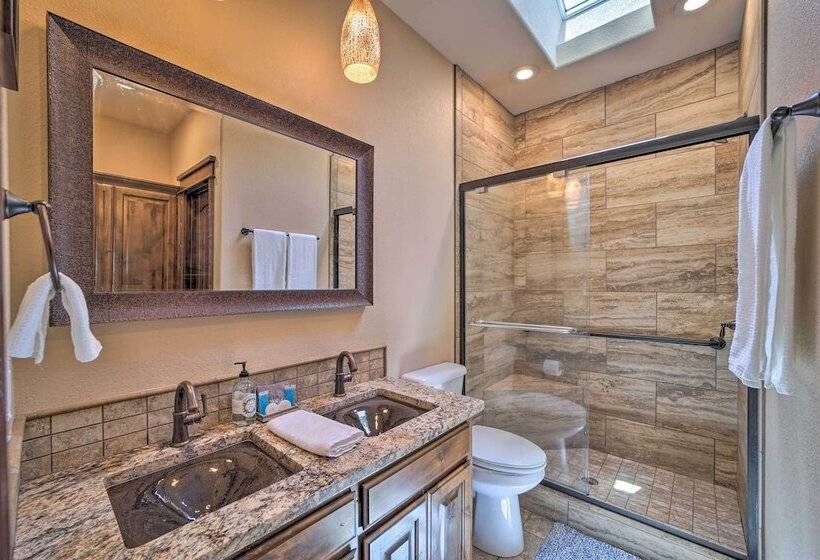 Huge Vian Family Retreat: Hot Tub + Game Room