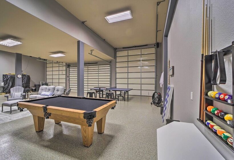Huge Vian Family Retreat: Hot Tub + Game Room
