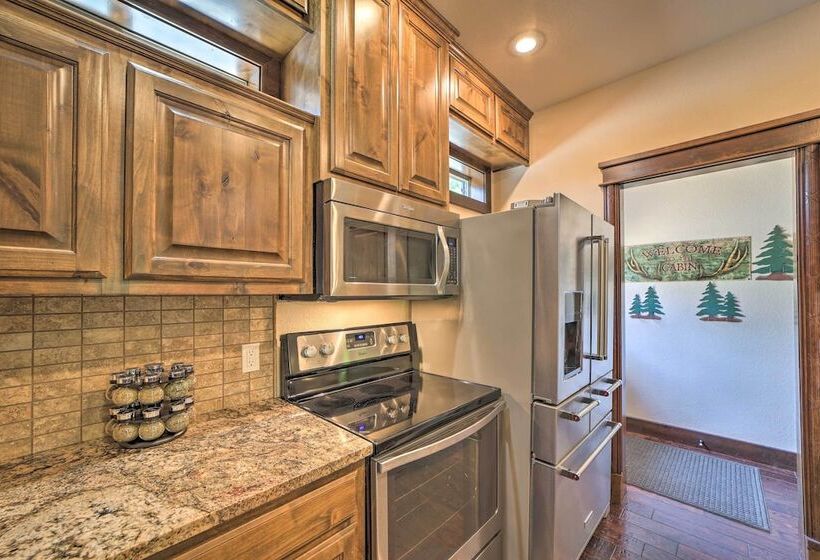 Huge Vian Family Retreat: Hot Tub + Game Room