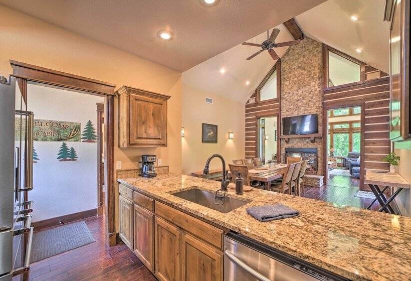 Huge Vian Family Retreat: Hot Tub + Game Room