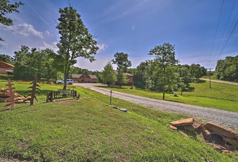 Huge Vian Family Retreat: Hot Tub + Game Room