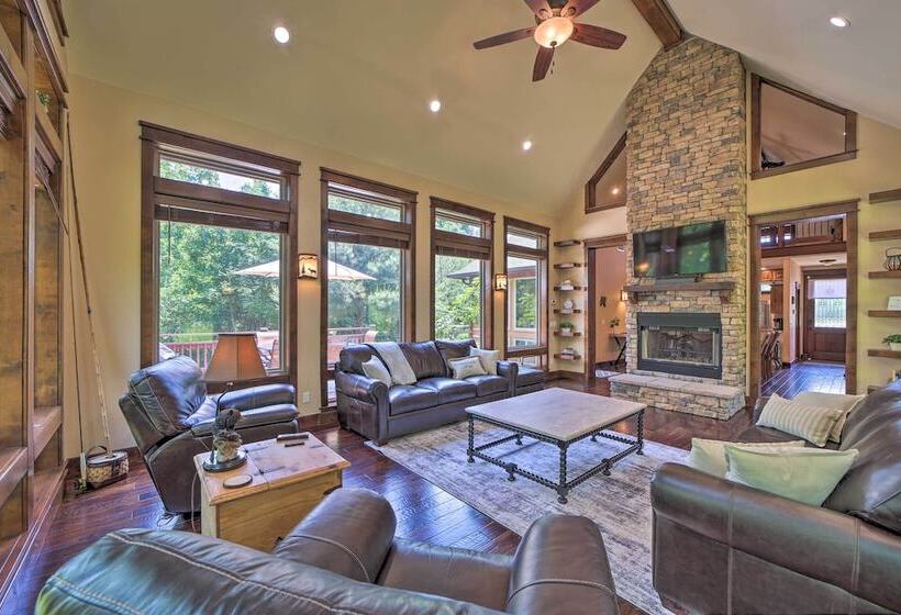 Huge Vian Family Retreat: Hot Tub + Game Room