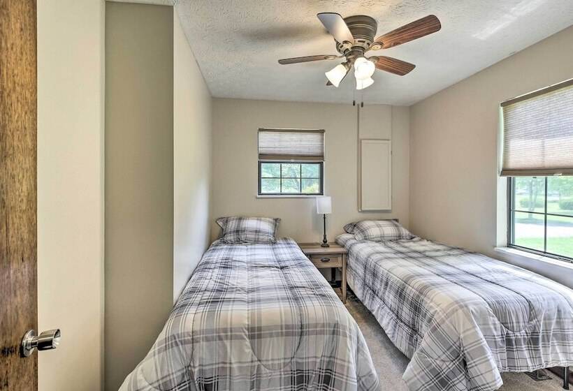 Idyllic Bronston Retreat W/ Fire Pit + View!