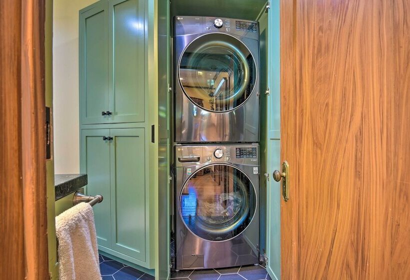 Inviting Bungalow W/ Deck, Close To Dtwn La!