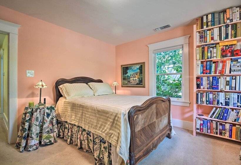 Inviting Bungalow W/ Deck, Close To Dtwn La!