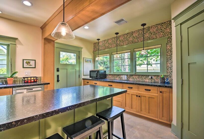 Inviting Bungalow W/ Deck, Close To Dtwn La!