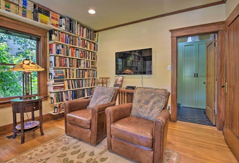 Inviting Bungalow W/ Deck, Close To Dtwn La!