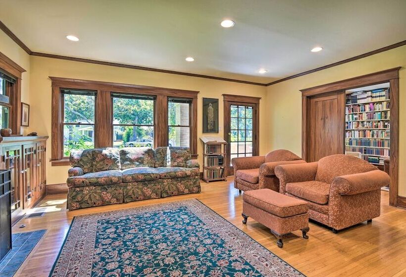 Inviting Bungalow W/ Deck, Close To Dtwn La!