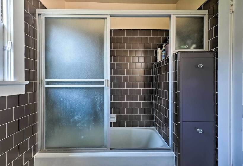 Inviting Bungalow W/ Deck, Close To Dtwn La!