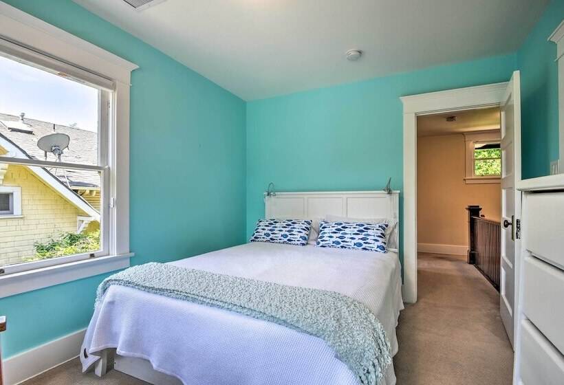 Inviting Bungalow W/ Deck, Close To Dtwn La!