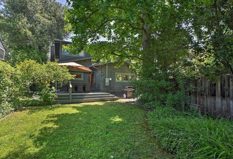 Inviting Bungalow W/ Deck, Close To Dtwn La!