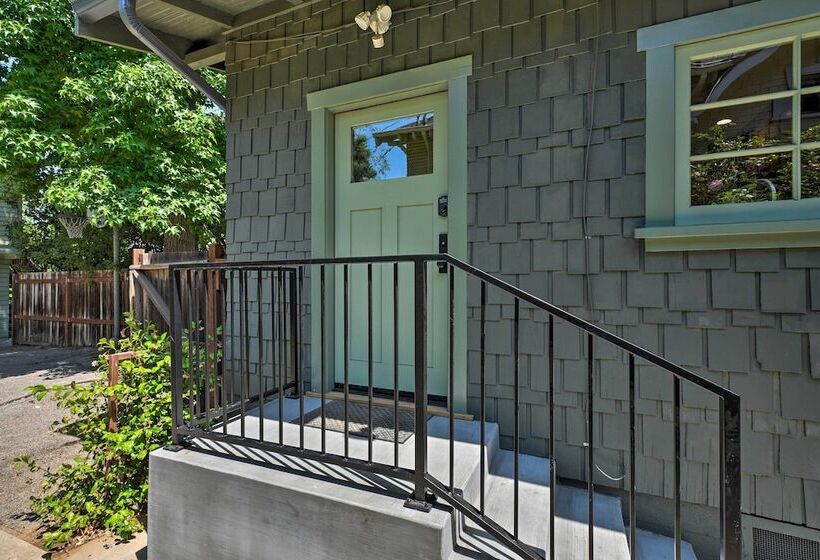 Inviting Bungalow W/ Deck, Close To Dtwn La!