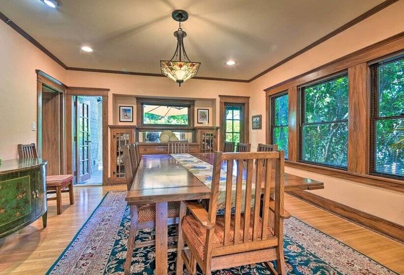 Inviting Bungalow W/ Deck, Close To Dtwn La!