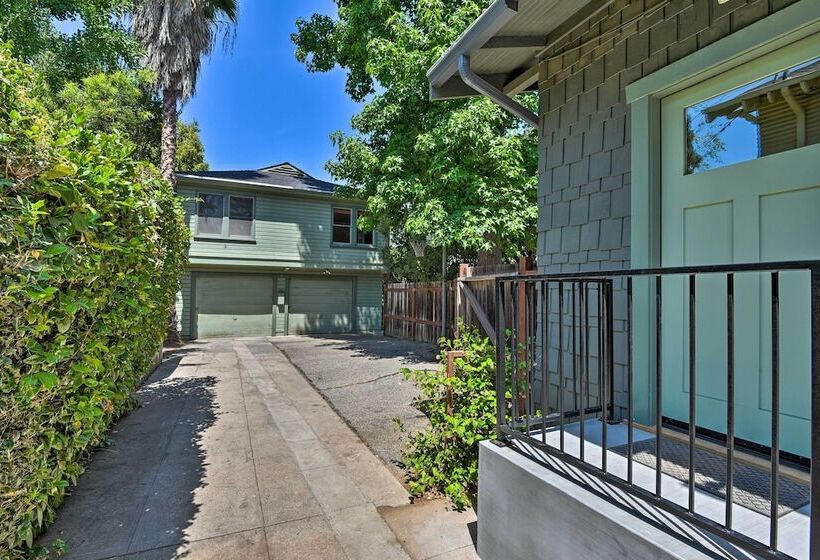 Inviting Bungalow W/ Deck, Close To Dtwn La!