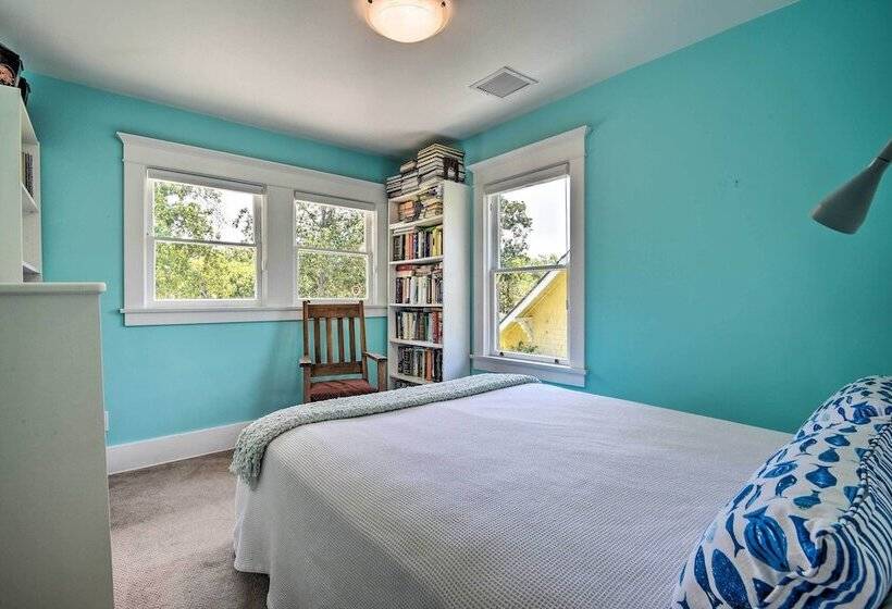 Inviting Bungalow W/ Deck, Close To Dtwn La!