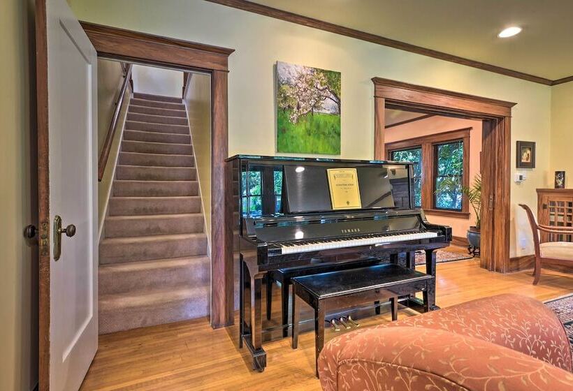 Inviting Bungalow W/ Deck, Close To Dtwn La!