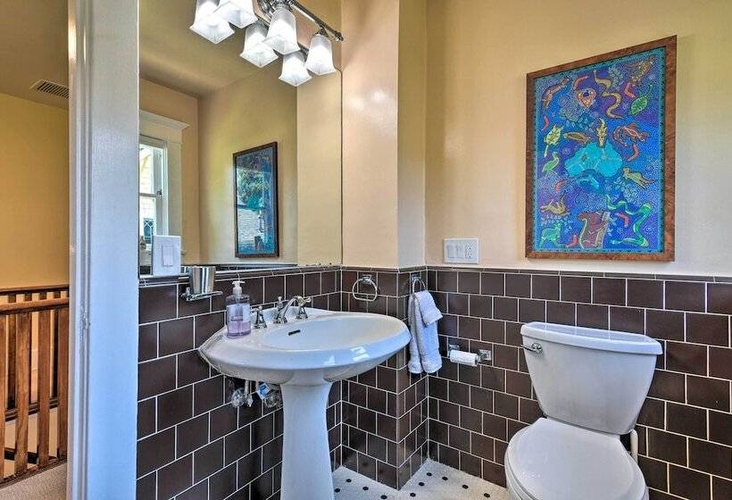 Inviting Bungalow W/ Deck, Close To Dtwn La!