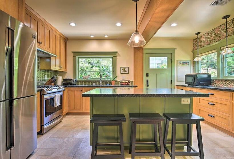 Inviting Bungalow W/ Deck, Close To Dtwn La!