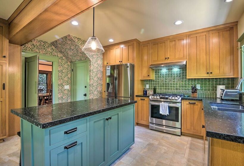 Inviting Bungalow W/ Deck, Close To Dtwn La!