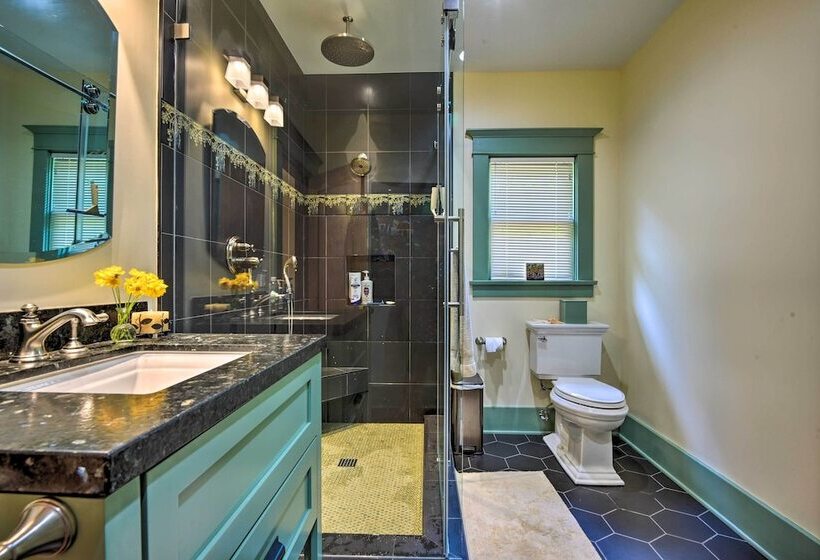 Inviting Bungalow W/ Deck, Close To Dtwn La!