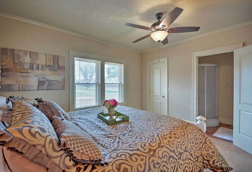 Inviting Lubbock Home > 1 Mi To Downtown