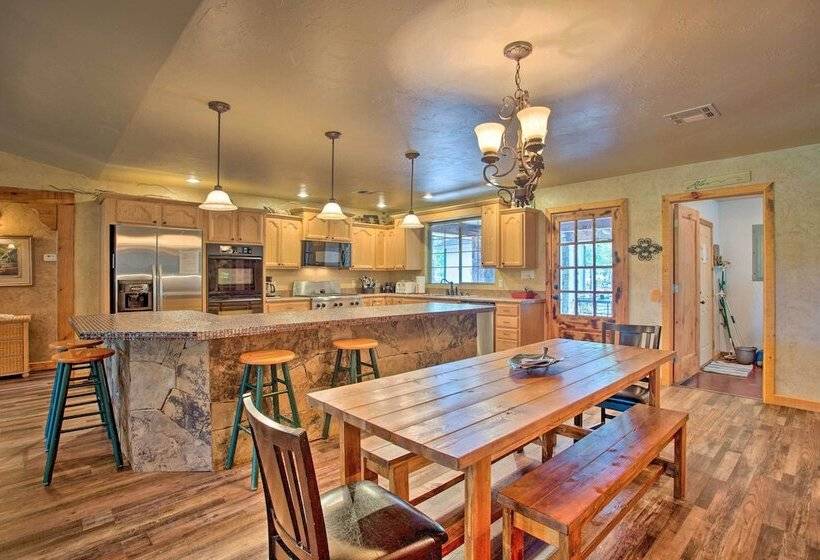 Kingston House W/ Fire Pit, Short Walk To Lake!