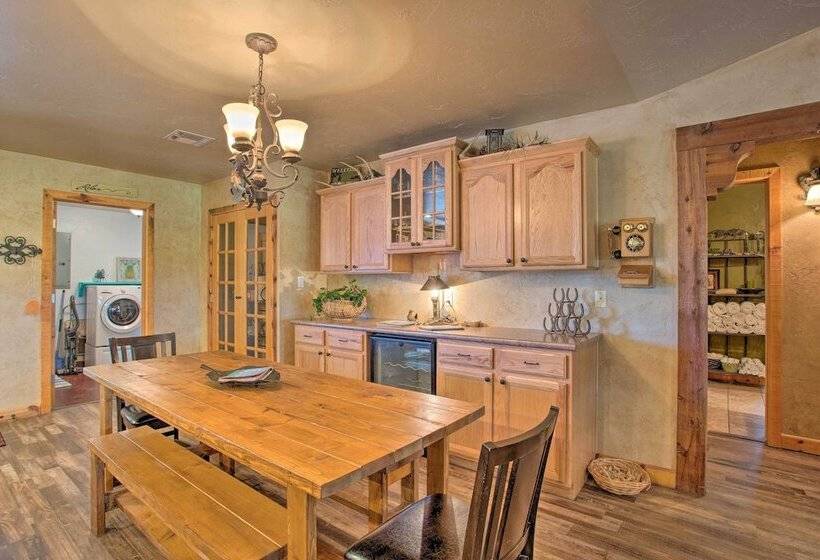 Kingston House W/ Fire Pit, Short Walk To Lake!