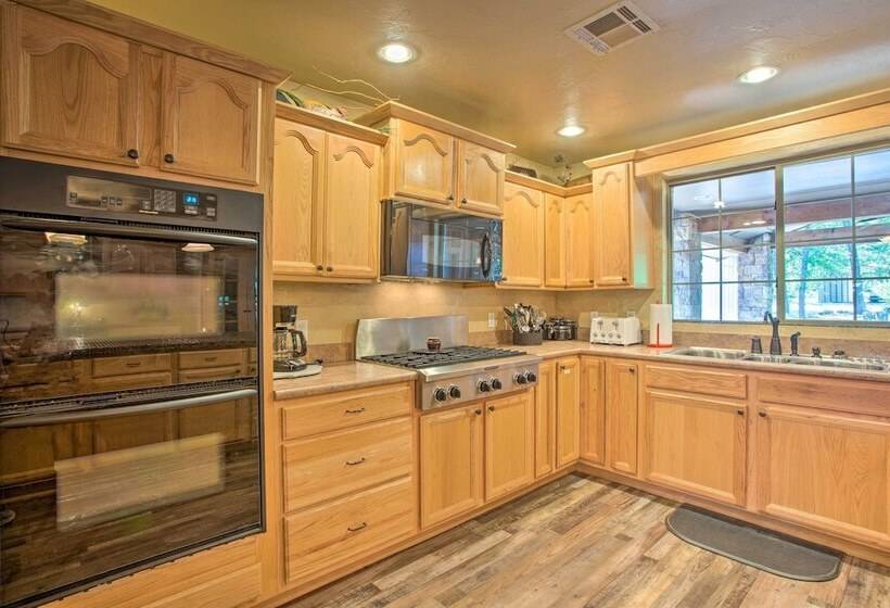 Kingston House W/ Fire Pit, Short Walk To Lake!