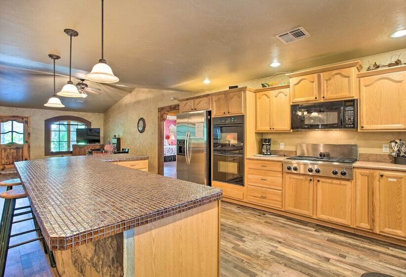 Kingston House W/ Fire Pit, Short Walk To Lake!