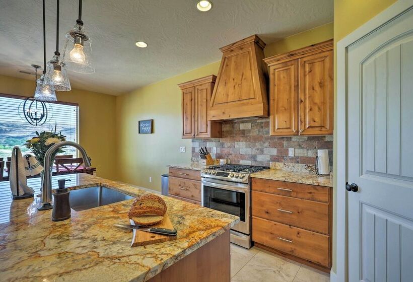 La Verkin Home W/ Hot Tub, Kayaks, & Bikes!