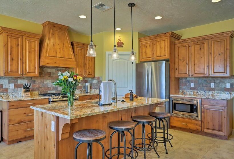 La Verkin Home W/ Hot Tub, Kayaks, & Bikes!