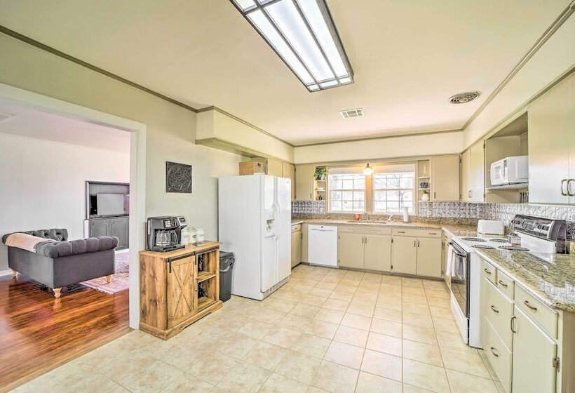 Lake Eufaula Retreat W/ Fire Pit, Near Main St!